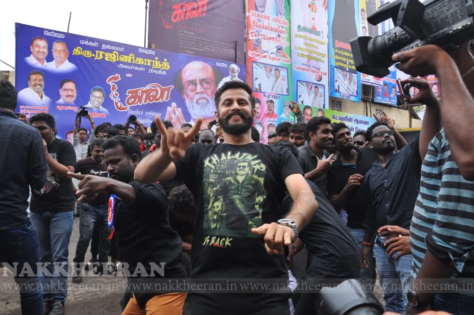 காலா படம் ரிலீஸ் ரசிகர்கள் கொண்டாட்டம்{படங்கள்}  
